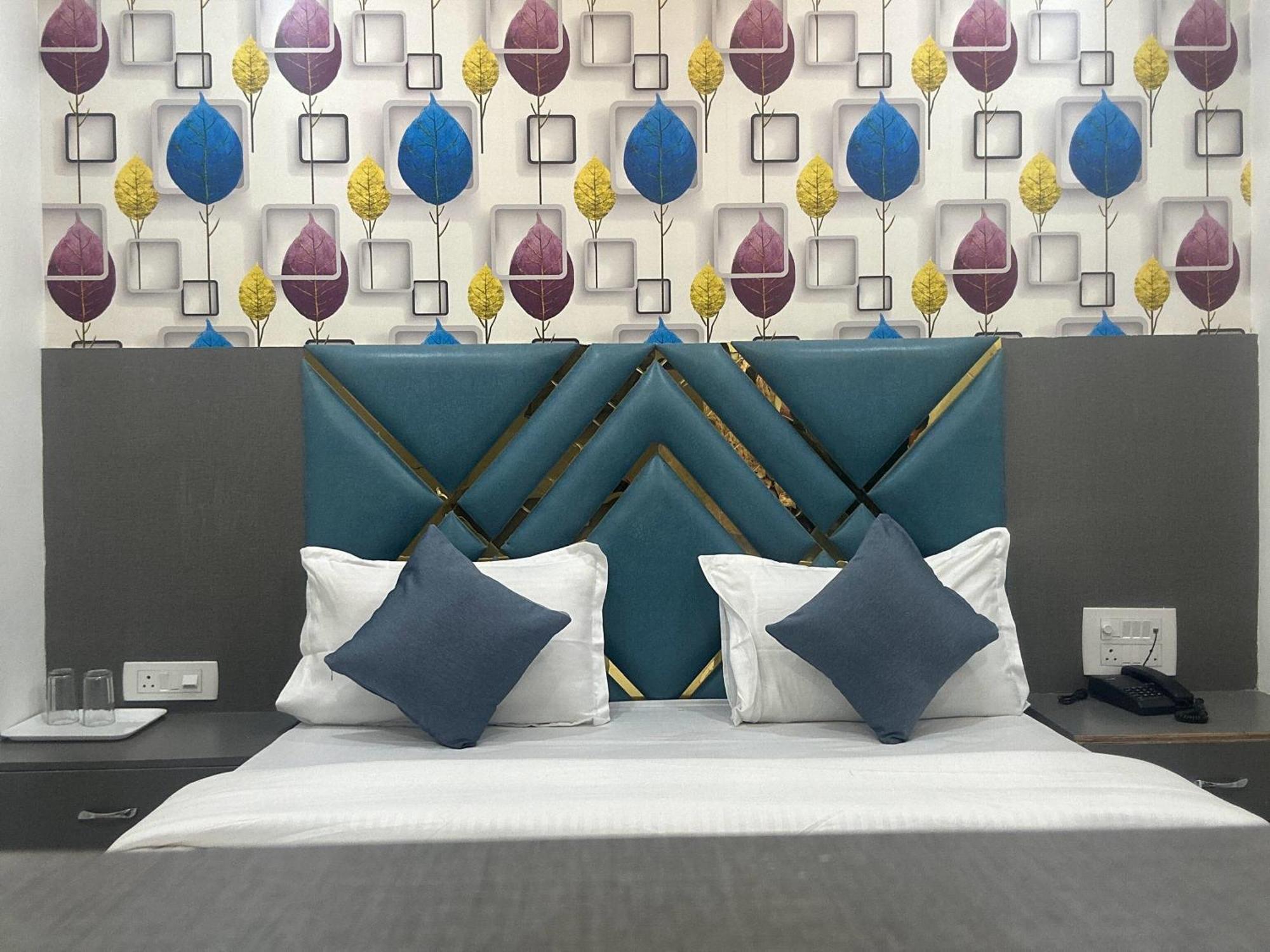 Hotel The Pacific Ahmedabad Airport Екстериор снимка