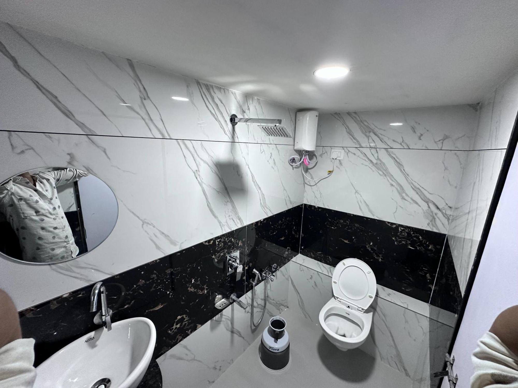 Hotel The Pacific Ahmedabad Airport Екстериор снимка