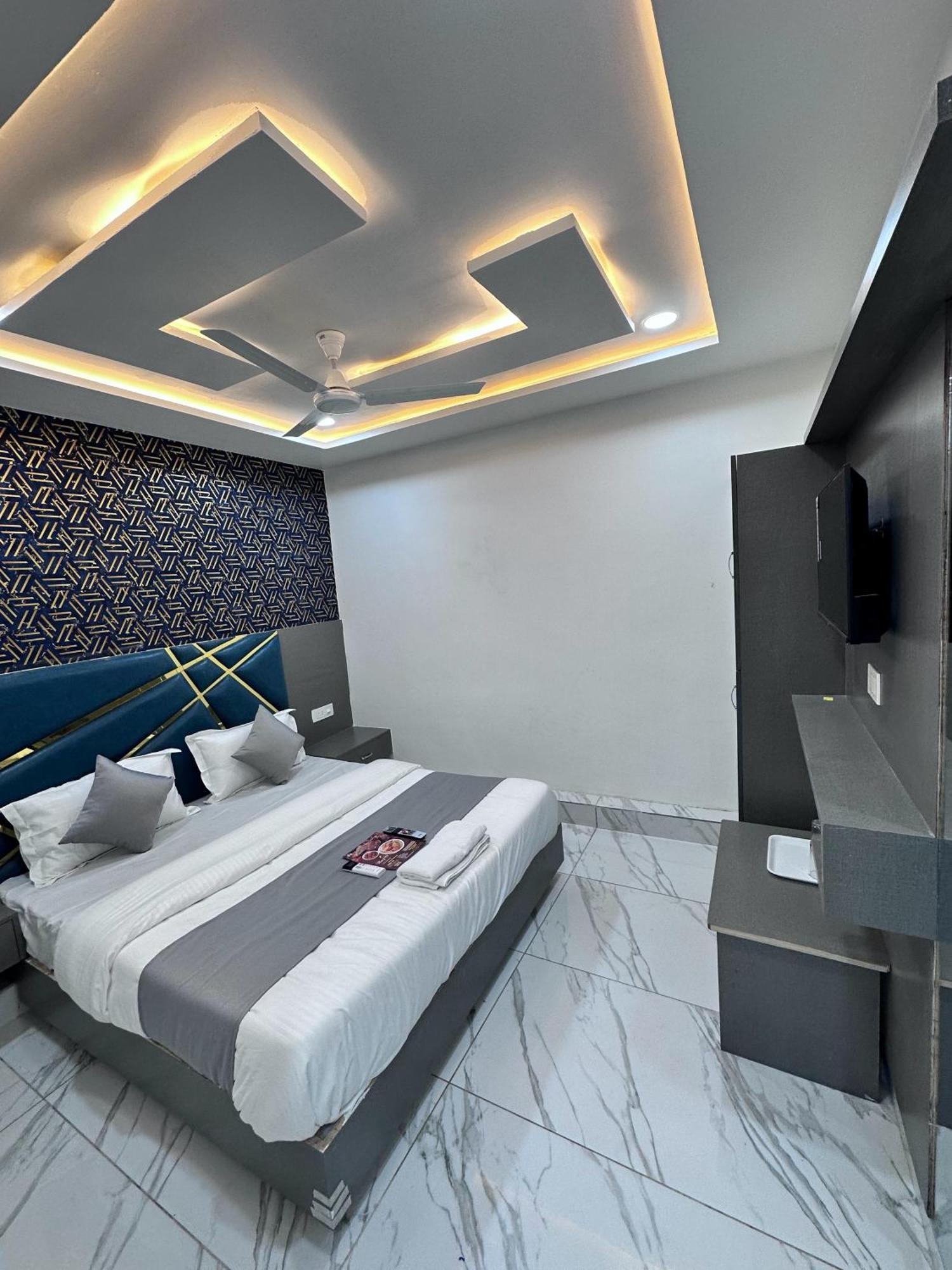 Hotel The Pacific Ahmedabad Airport Екстериор снимка